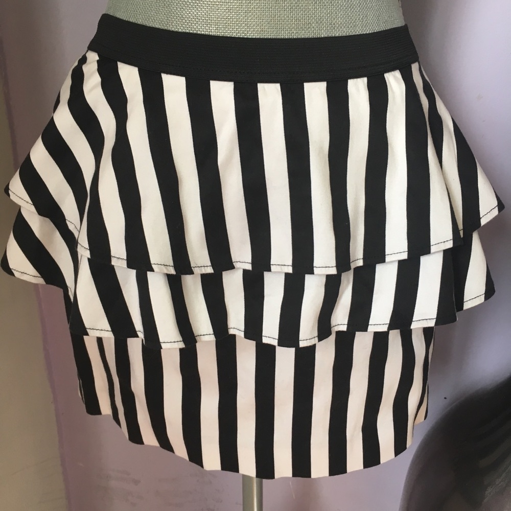 🚫SOLD🚫Forever 21 black & white stripe mini skirt